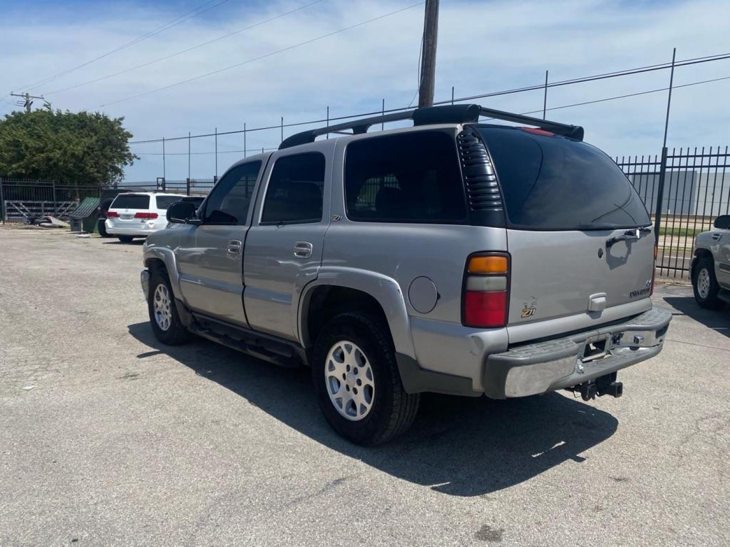 2004 GOLD CHEVROLET TAHOE 1500 (1GNEK13Z04R) with an 5.3L engine, Automatic transmission, located at 1507 S Hwy 67, Cedar Hill, TX, 75104, (972) 293-1833, 32.556370, -96.973297 - Photo#3