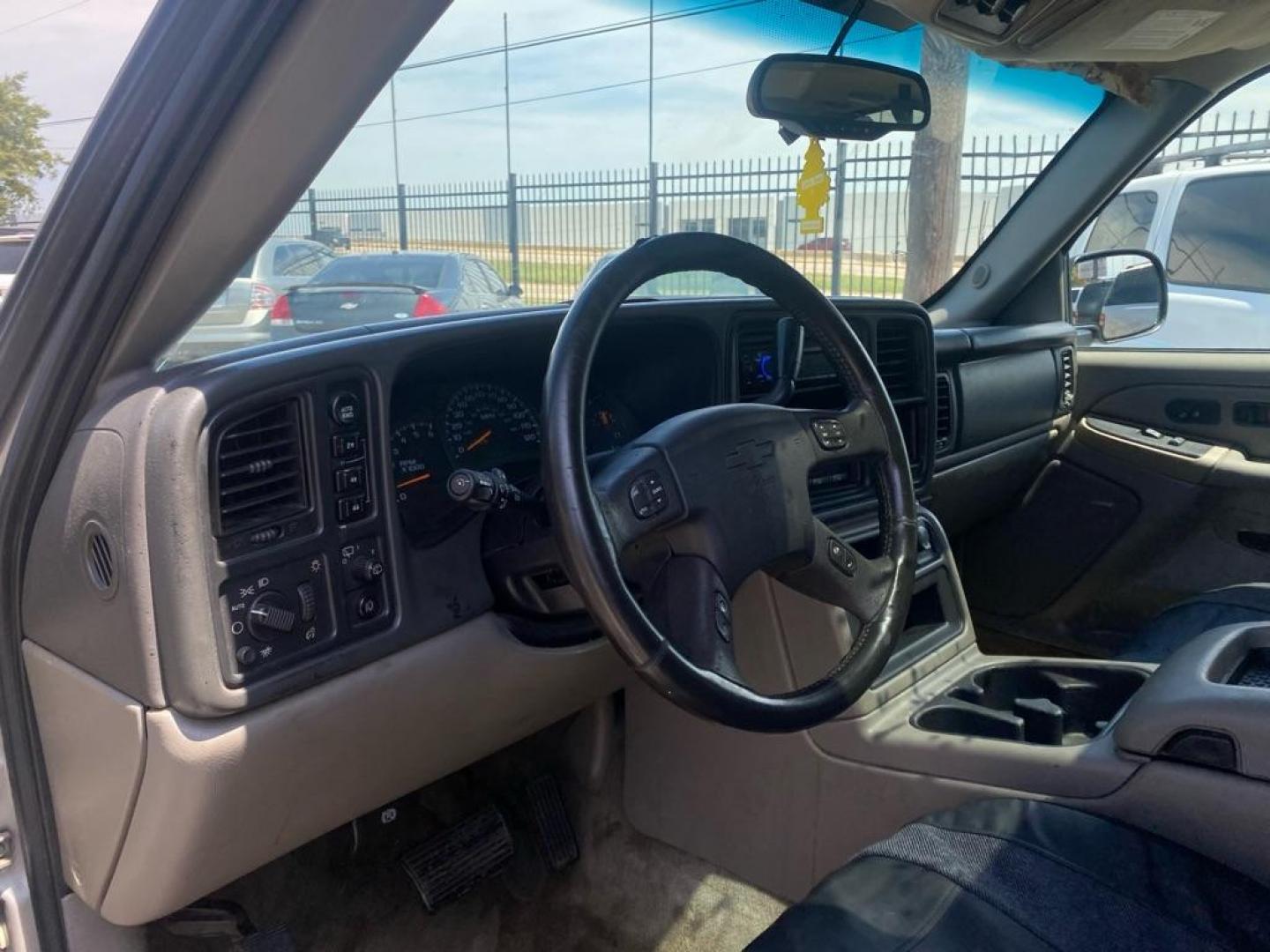 2004 GOLD CHEVROLET TAHOE 1500 (1GNEK13Z04R) with an 5.3L engine, Automatic transmission, located at 1507 S Hwy 67, Cedar Hill, TX, 75104, (972) 293-1833, 32.556370, -96.973297 - Photo#4