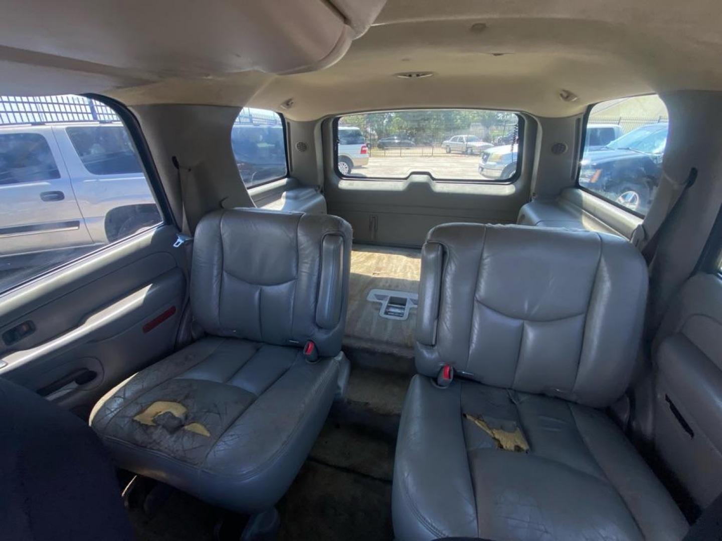 2004 GOLD CHEVROLET TAHOE 1500 (1GNEK13Z04R) with an 5.3L engine, Automatic transmission, located at 1507 S Hwy 67, Cedar Hill, TX, 75104, (972) 293-1833, 32.556370, -96.973297 - Photo#6