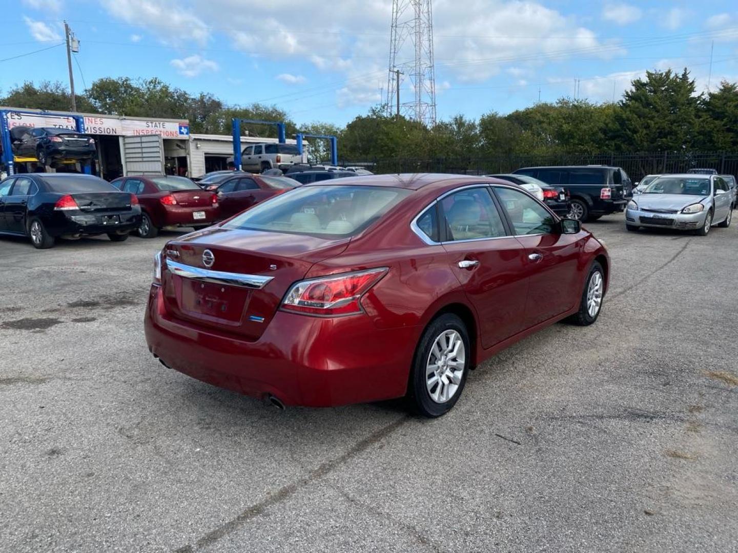 2014 RED NISSAN ALTIMA 2.5 (1N4AL3AP2EN) with an 2.5L engine, Continuously Variable transmission, located at 1507 S Hwy 67, Cedar Hill, TX, 75104, (972) 293-1833, 32.556370, -96.973297 - Photo#2