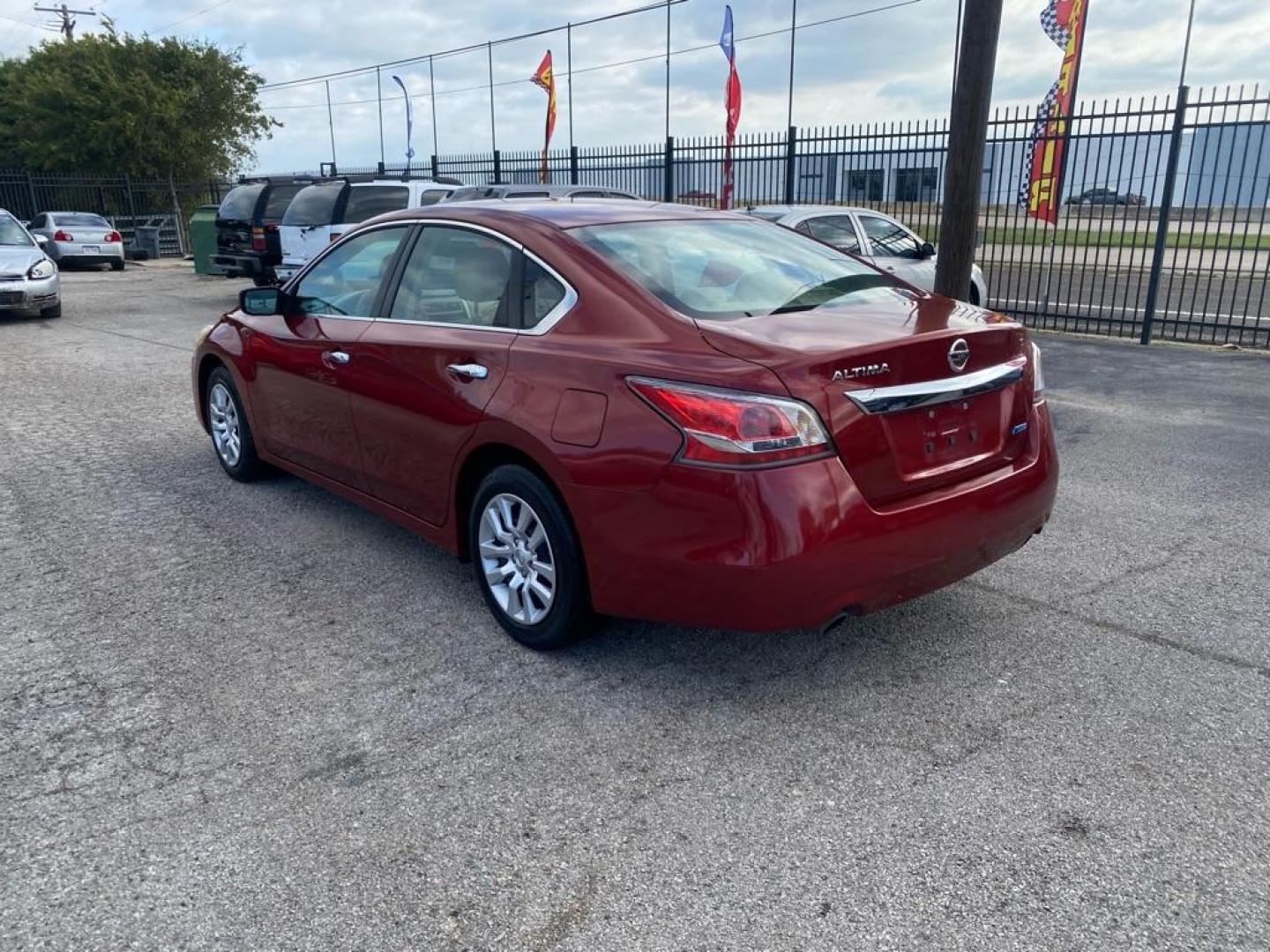 2014 RED NISSAN ALTIMA 2.5 (1N4AL3AP2EN) with an 2.5L engine, Continuously Variable transmission, located at 1507 S Hwy 67, Cedar Hill, TX, 75104, (972) 293-1833, 32.556370, -96.973297 - Photo#3