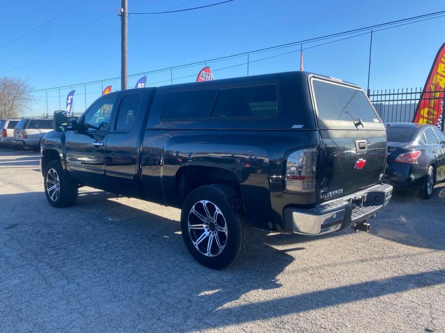 2009 BLACK CHEVROLET SILVERADO 1500 LT (1GCEK29099Z) with an 5.3L engine, Automatic transmission, located at 1507 S Hwy 67, Cedar Hill, TX, 75104, (972) 293-1833, 32.556370, -96.973297 - Photo#3