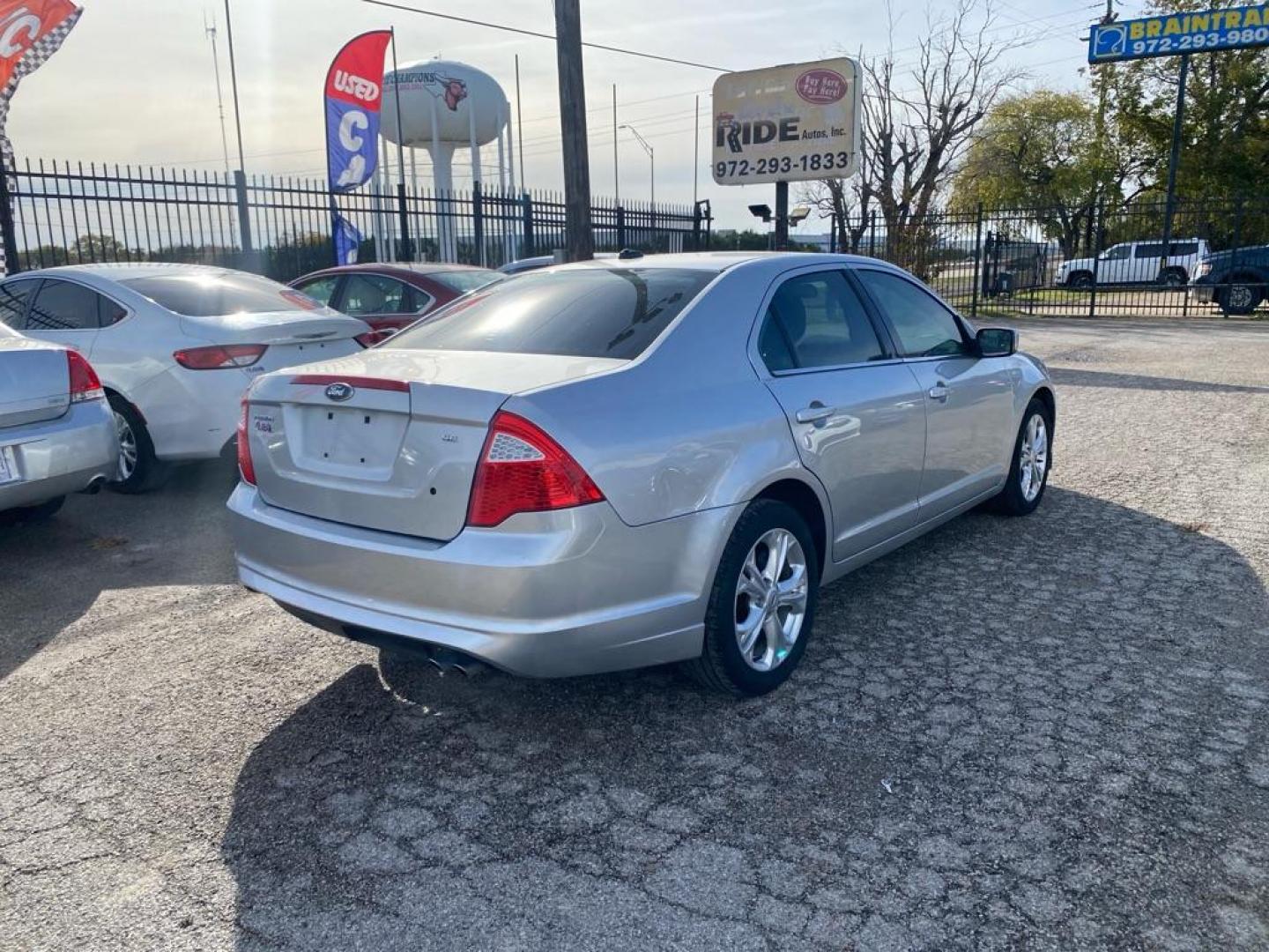 2012 SILVER FORD FUSION SE (3FAHP0HA1CR) with an 2.5L engine, Automatic transmission, located at 1507 S Hwy 67, Cedar Hill, TX, 75104, (972) 293-1833, 32.556370, -96.973297 - Photo#2