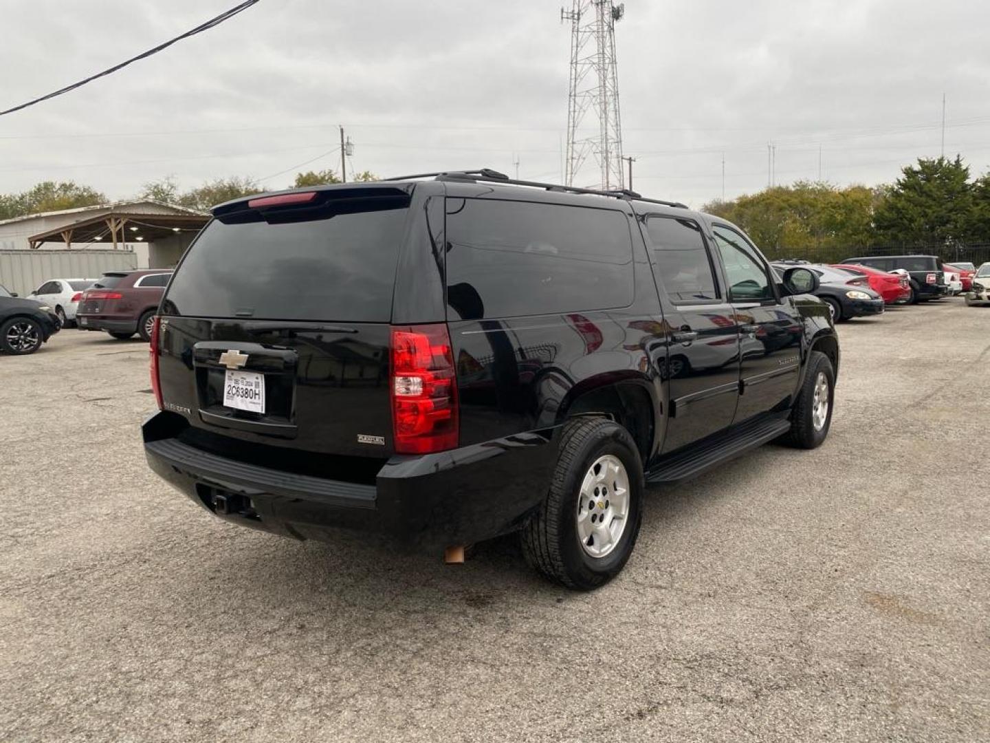 2011 BLACK CHEVROLET SUBURBAN 1500 LS (1GNSCHE04BR) with an 5.3L engine, Automatic transmission, located at 1507 S Hwy 67, Cedar Hill, TX, 75104, (972) 293-1833, 32.556370, -96.973297 - Photo#2