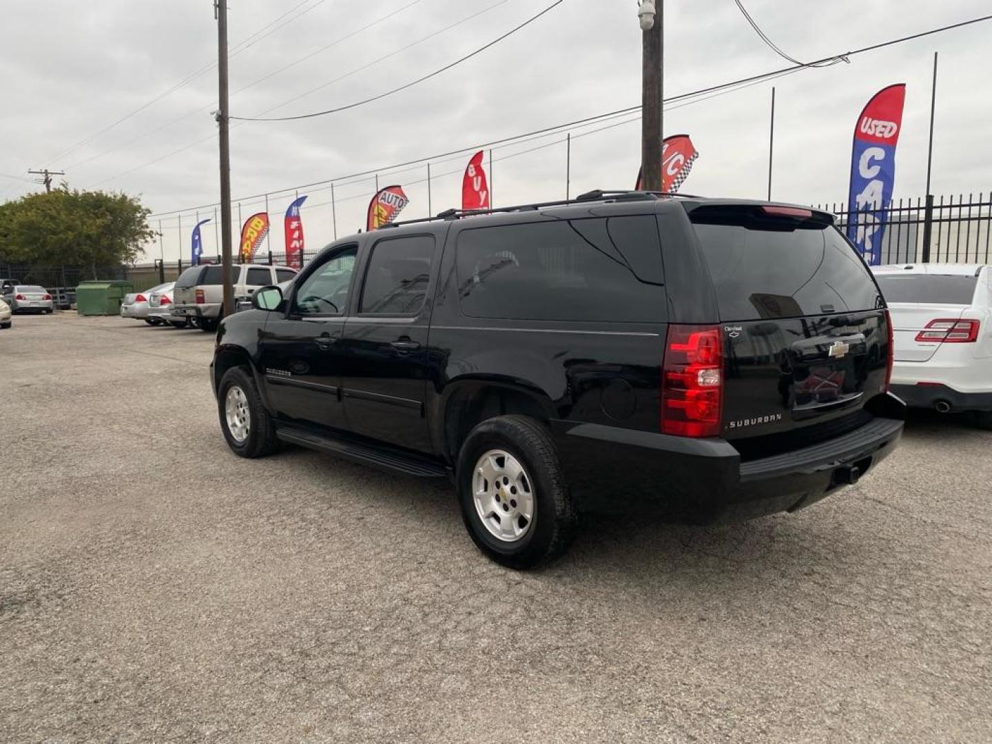 2011 BLACK CHEVROLET SUBURBAN 1500 LS (1GNSCHE04BR) with an 5.3L engine, Automatic transmission, located at 1507 S Hwy 67, Cedar Hill, TX, 75104, (972) 293-1833, 32.556370, -96.973297 - Photo#3