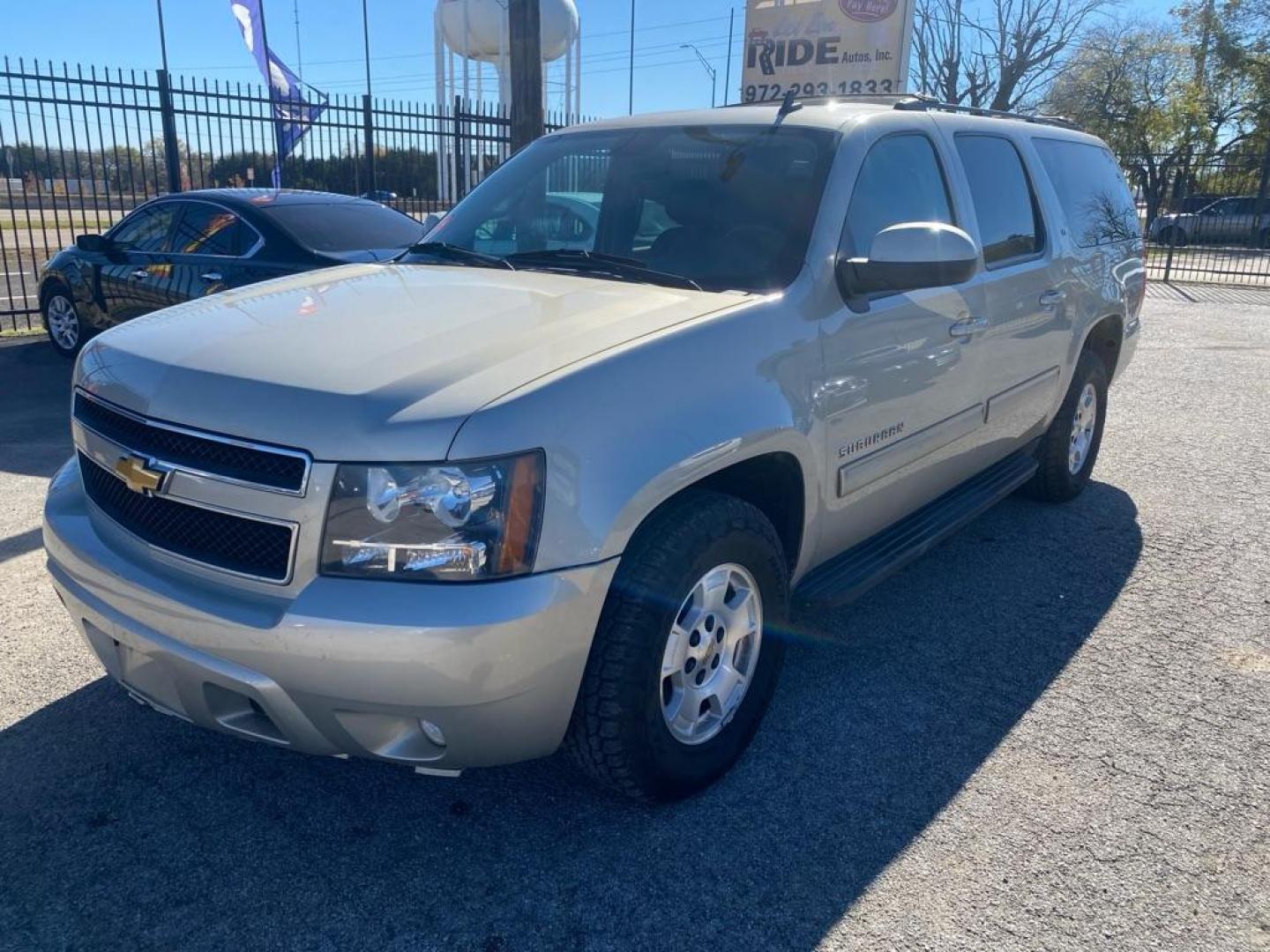 2014 GOLD CHEVROLET SUBURBAN 1500 LT (1GNSCJE0XER) with an 5.3L engine, Automatic transmission, located at 1507 S Hwy 67, Cedar Hill, TX, 75104, (972) 293-1833, 32.556370, -96.973297 - Photo#0