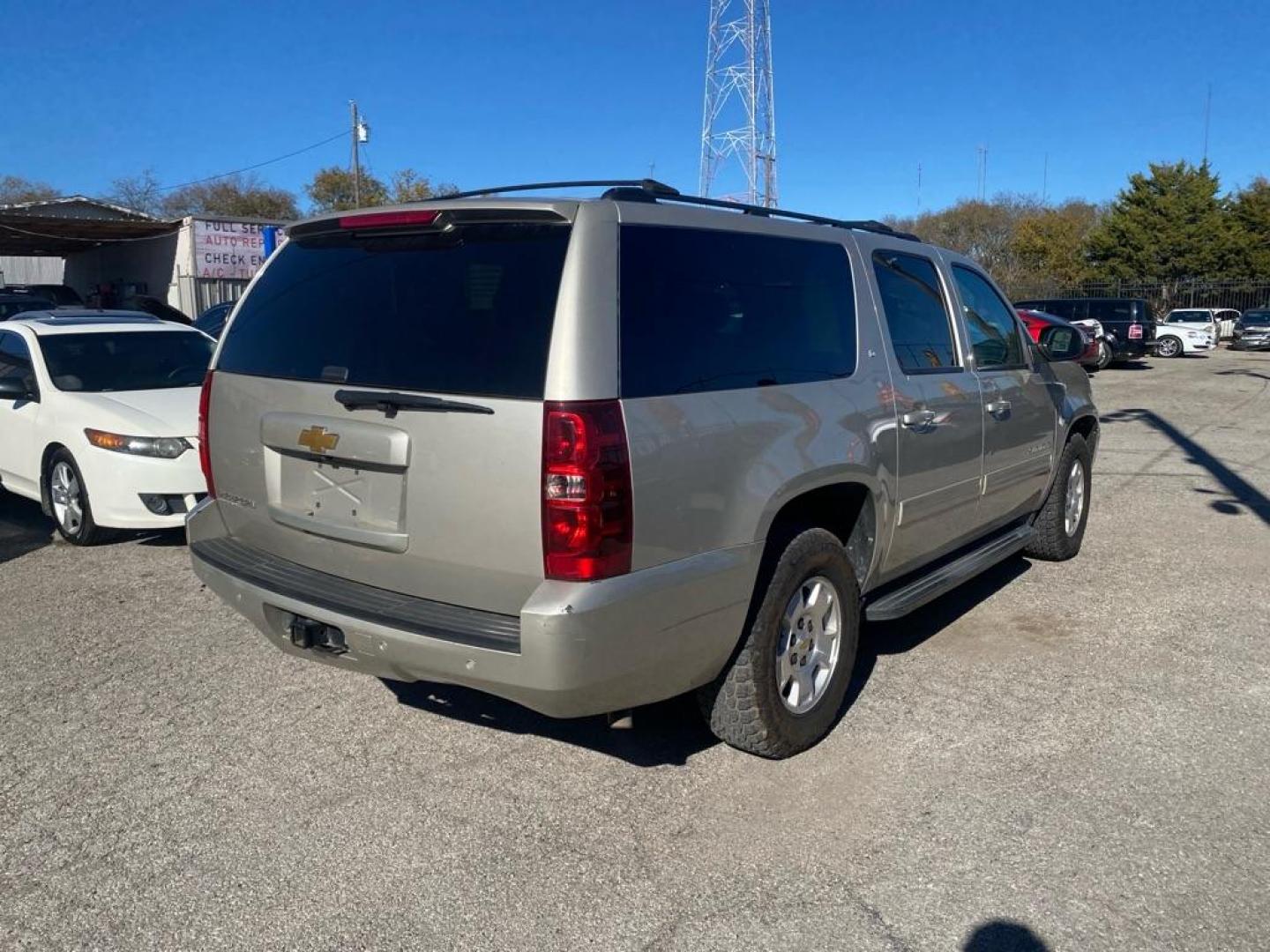 2014 GOLD CHEVROLET SUBURBAN 1500 LT (1GNSCJE0XER) with an 5.3L engine, Automatic transmission, located at 1507 S Hwy 67, Cedar Hill, TX, 75104, (972) 293-1833, 32.556370, -96.973297 - Photo#2