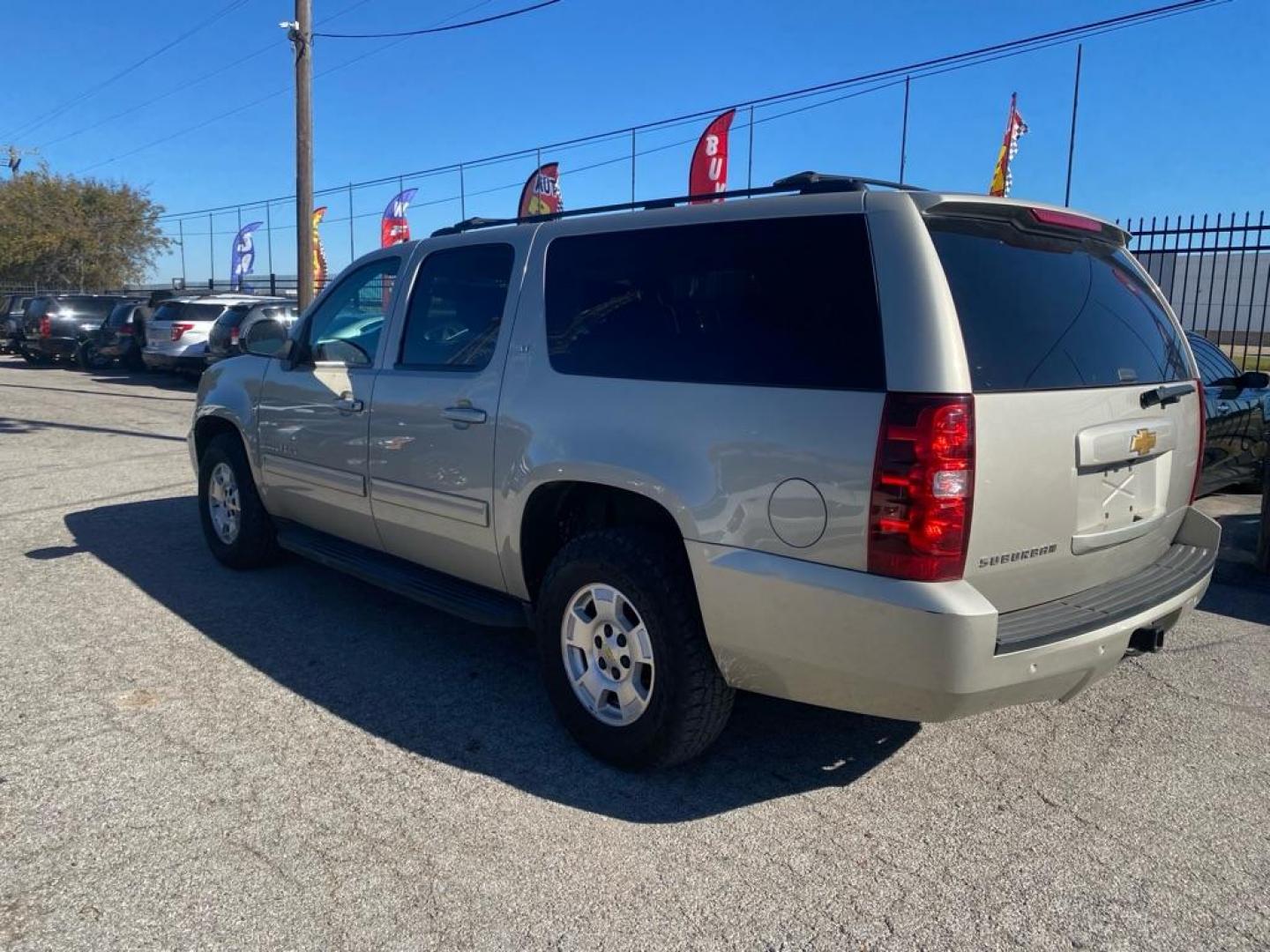 2014 GOLD CHEVROLET SUBURBAN 1500 LT (1GNSCJE0XER) with an 5.3L engine, Automatic transmission, located at 1507 S Hwy 67, Cedar Hill, TX, 75104, (972) 293-1833, 32.556370, -96.973297 - Photo#3