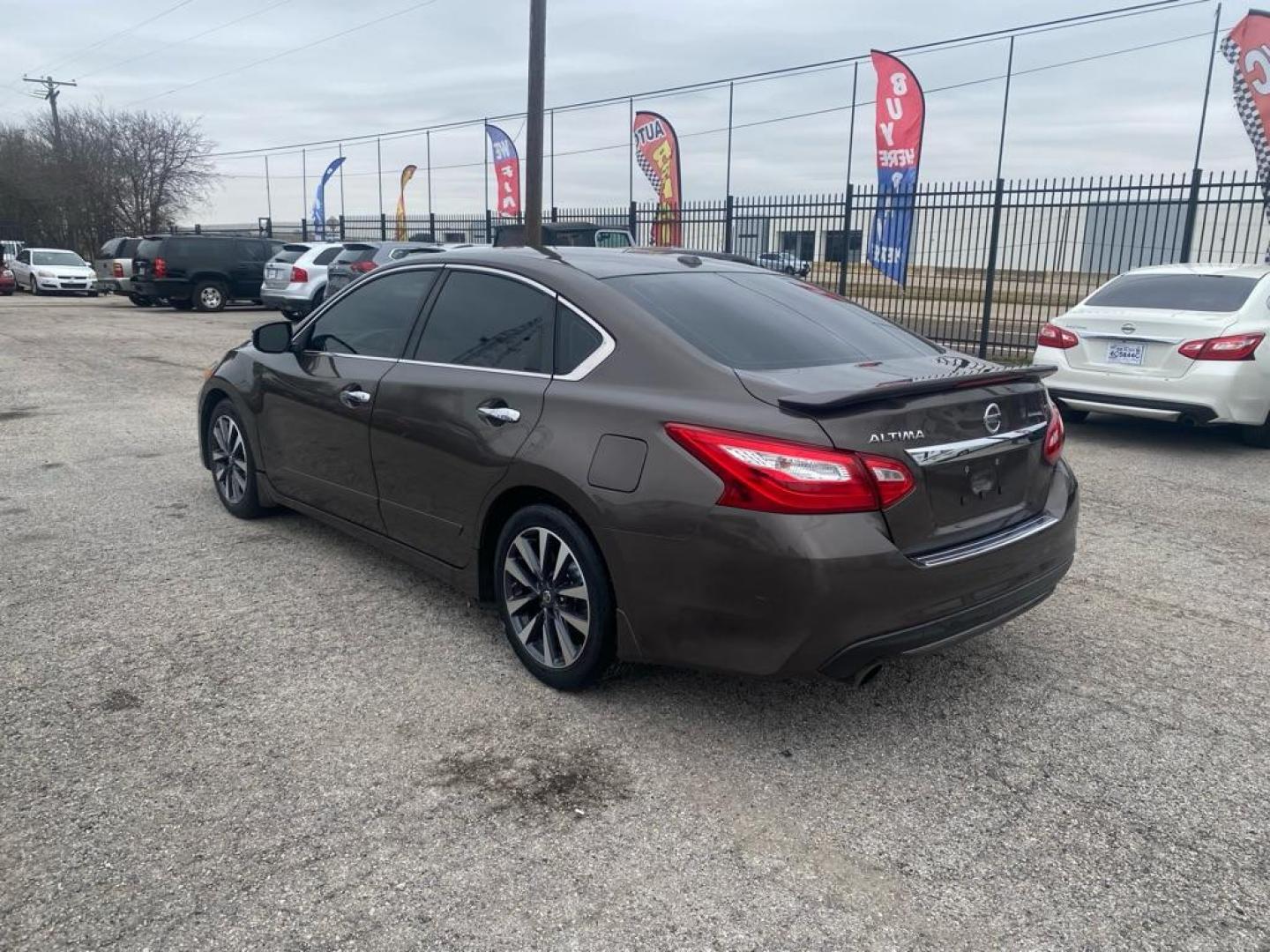 2016 BROWN NISSAN ALTIMA 2.5 (1N4AL3AP6GC) with an 2.5L engine, Continuously Variable transmission, located at 1507 S Hwy 67, Cedar Hill, TX, 75104, (972) 293-1833, 32.556370, -96.973297 - Photo#3