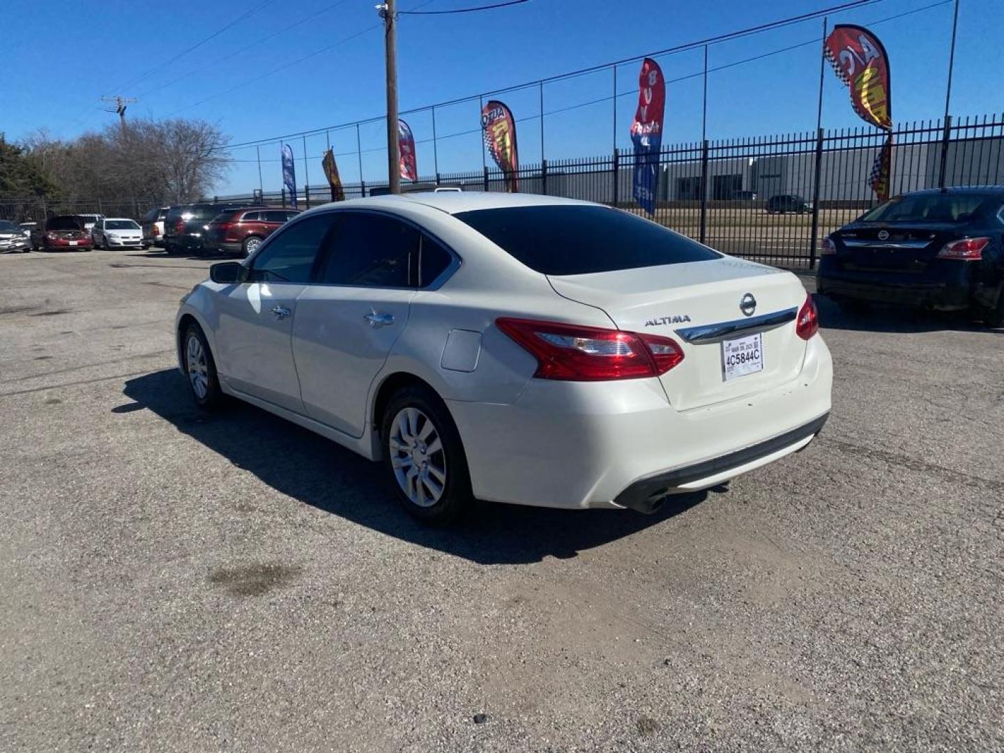 2016 WHITE NISSAN ALTIMA 2.5 (1N4AL3AP6GC) with an 2.5L engine, Continuously Variable transmission, located at 1507 S Hwy 67, Cedar Hill, TX, 75104, (972) 293-1833, 32.556370, -96.973297 - Photo#3