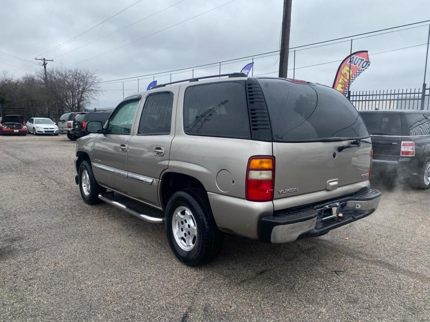 2003 TAN GMC YUKON (1GKEC13V33R) with an 4.8L engine, Automatic transmission, located at 1507 S Hwy 67, Cedar Hill, TX, 75104, (972) 293-1833, 32.556370, -96.973297 - Photo#3