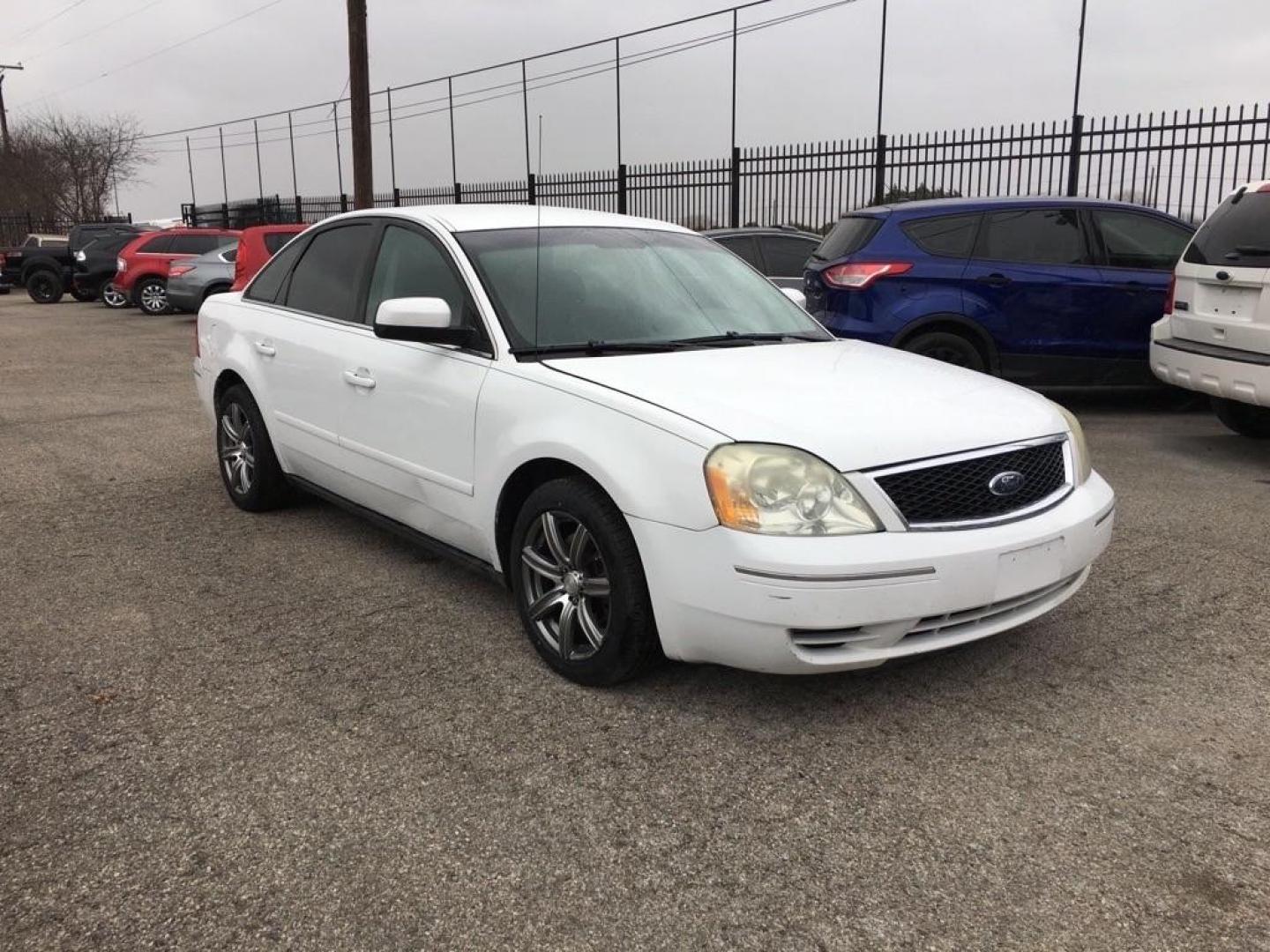 2006 WHITE /Pebble Cloth Interio FORD FIVE HUNDRED SE (1FAFP23196G) with an 3.0L engine, Continuously Variable transmission, located at 1507 S Hwy 67, Cedar Hill, TX, 75104, (972) 293-1833, 32.556370, -96.973297 - Photo#0