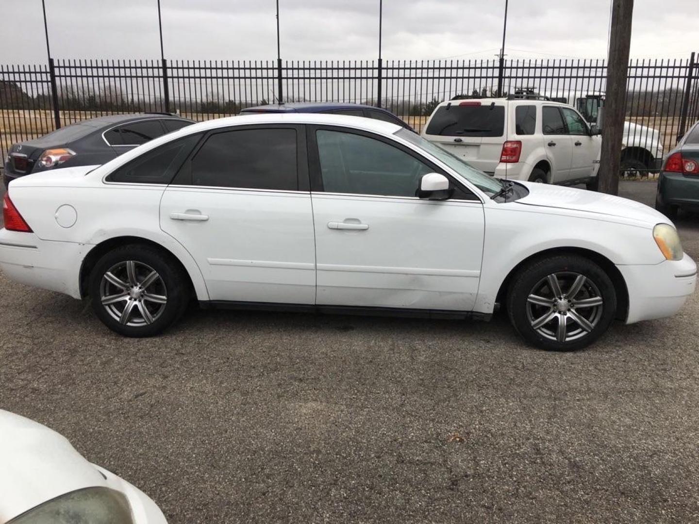 2006 WHITE /Pebble Cloth Interio FORD FIVE HUNDRED SE (1FAFP23196G) with an 3.0L engine, Continuously Variable transmission, located at 1507 S Hwy 67, Cedar Hill, TX, 75104, (972) 293-1833, 32.556370, -96.973297 - Photo#1